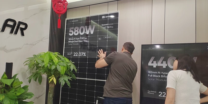 Un cliente afgano visita MateSolar para un acuerdo TOPCon de 1 MW y 590 W de tipo N